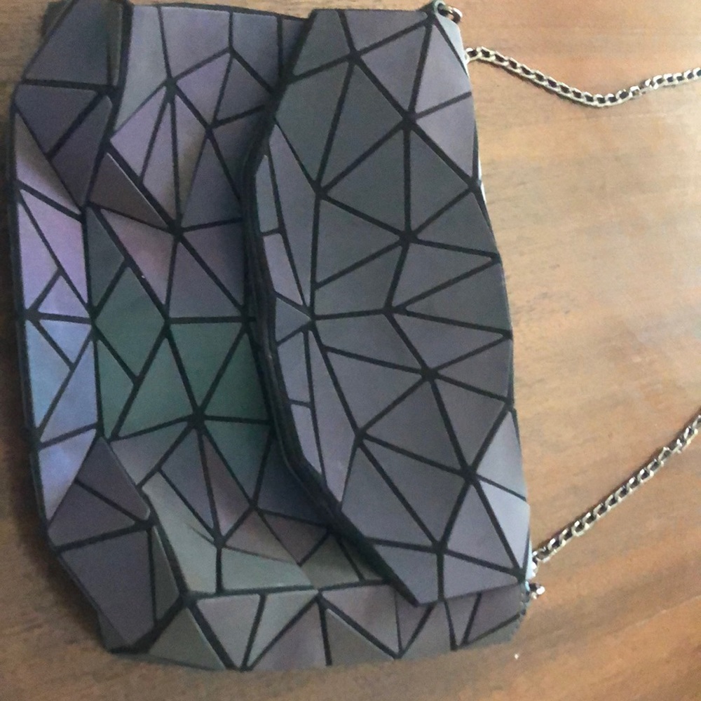 A geometric purse that if a light touches it it turns a different color.